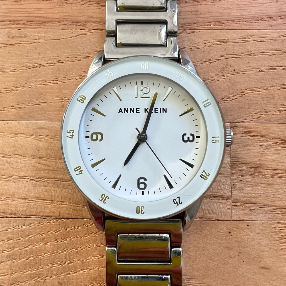 Anne Klein ladies silver tone dress watch NEW BATTERY